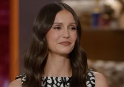 Nina Dobrev é apressada por segurança no tapete vermelho do <i>Festival de Veneza</i>