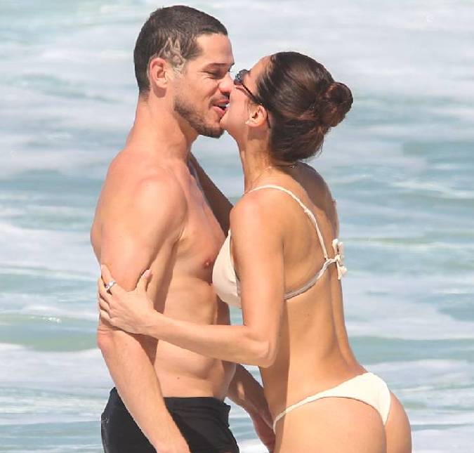 No ar em <i>Quem Ama Cuida</i>, José Loreto e Fernanda Marques curtem praia em clima de romance