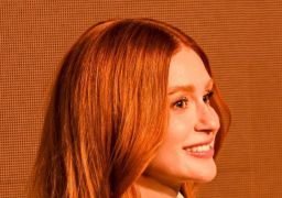 Marina Ruy Barbosa surge angelical em mais um dia no Festival de Cinema de Veneza e celebra primeira vez no evento: <i>Que honra</i>