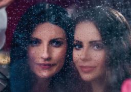 Sandy comemora parceria com Laura Pausini em nova versão de <i>Quando Chove</i>