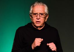 Carlos Alberto de Nóbrega afirma estar <i>preocupado</i> com renovação de contrato com <i>SBT</i>