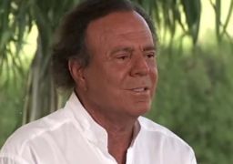 Julio Iglesias é alvo de novas denúncias de agressão sexual e trabalho forçado por ex-funcionárias