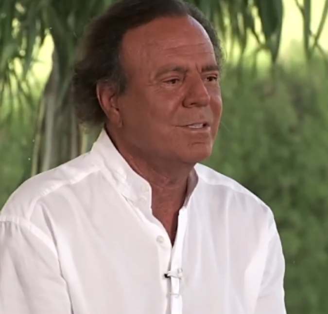 Julio Iglesias é alvo de novas denúncias de agressão sexual e trabalho forçado por ex-funcionárias