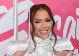 Anitta surge sambando em anúncio oficial como Rainha de Bateria da Grande Rio; assista!