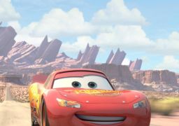 Relâmpago McQueen, personagem do filme <i>Carros</i>, rouba a cena no GP da Itália. Assista!