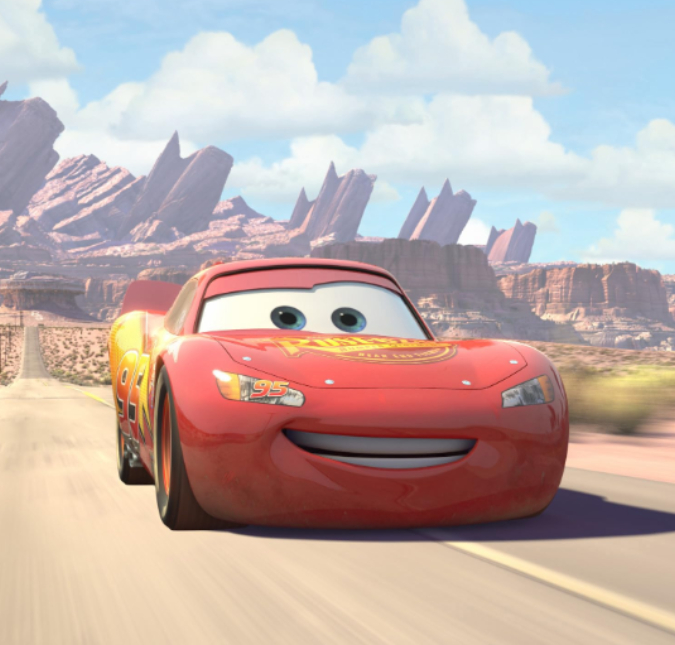 Relâmpago McQueen, personagem do filme <i>Carros</i>, rouba a cena no GP da Itália. Assista!