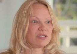 Sem maquiagem, Pamela Anderson posa com <i>look</i> escolhido para evento de gala em Veneza