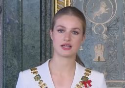 Princesa Leonor chama a atenção a usar <i>look</i> casual no primeiro dia de aula na universidade