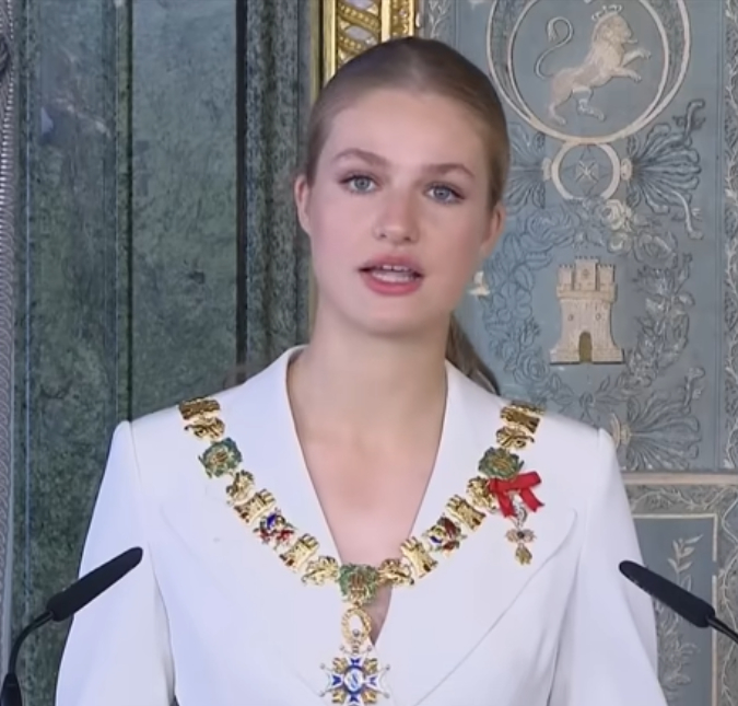 Princesa Leonor chama a atenção a usar <i>look</i> casual no primeiro dia de universidade