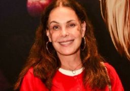 Carolina Ferraz surge com acompanhante misterioso em viagem à Itália