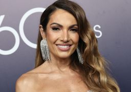 Patrícia Poeta estreia na passarela da <i>New York Fashion Week</i> ao som de trilha criada pelo filho