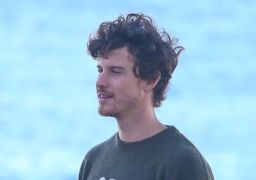 Nem a chuva atrapalhou! Shawn Mendes é flagrado caminhando pela praia do Rio de Janeiro em dia chuvoso
