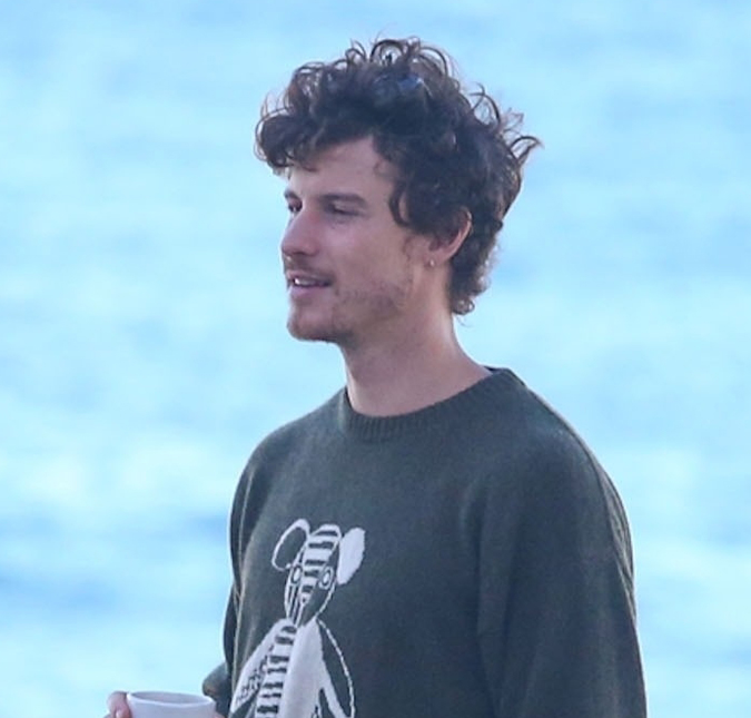 Nem a chuva atrapalhou! Shawn Mendes é flagrado caminhando pela praia do Rio de Janeiro em dia chuvoso