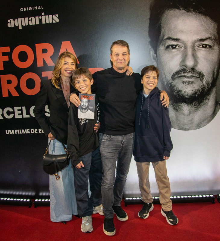 Marcelo Serrado recebe família e famosos em lançamento de documentário