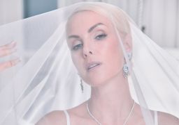 Ana Hickmann se casa pela primeira vez de noiva com vestido de 40 metros de tafetá e joias com diamantes; confira os detalhes