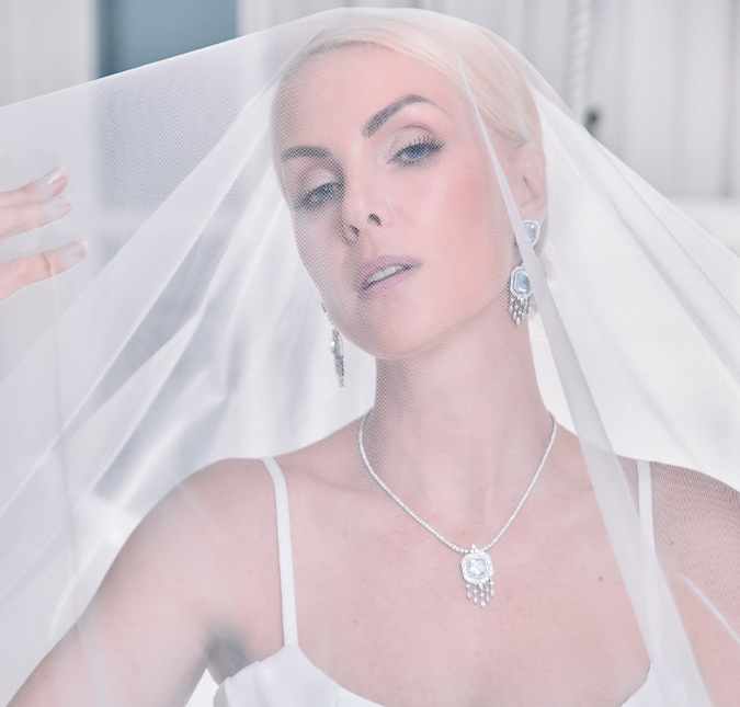 Ana Hickmann se casa pela primeira vez de noiva com vestido de 40 metros de tafetá e joias com diamantes; confira os detalhes