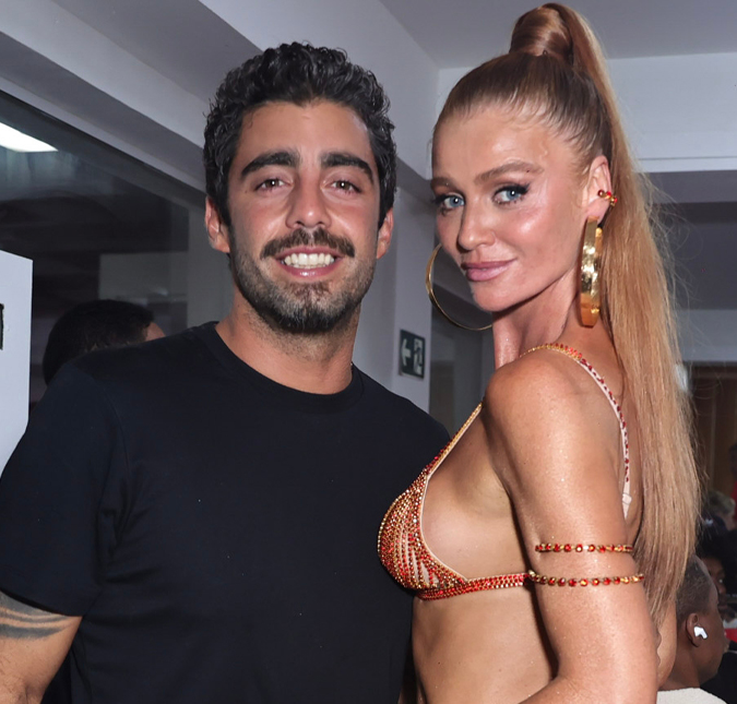 Após separação, Pedro Scooby e Cintia Dicker posam juntos na quadra do Salgueiro