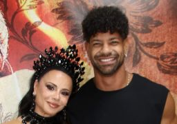 Ao lado do marido, Viviane Araújo marca presença na quadra do Salgueiro e <i>look</i> chama atenção
