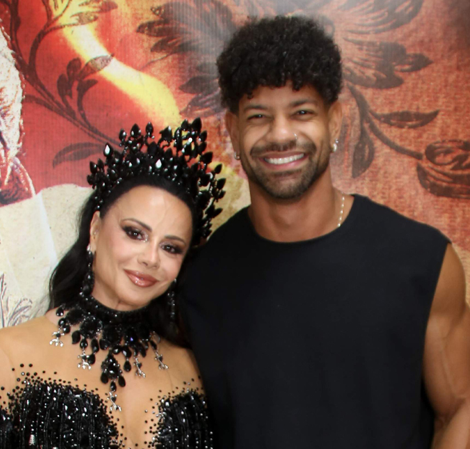 Ao lado do marido, Viviane Araújo marca presença na quadra do Salgueiro e <i>look</i> chama atenção