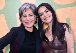 Com presença de Cleo, Gloria Pires recebe prêmio em Miami e celebra homenagem: <i>Muita emoção e gratidão</i>