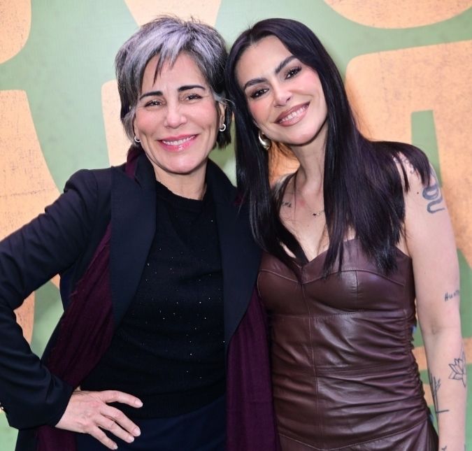 Com presença de Cleo, Gloria Pires recebe prêmio em Miami e celebra homenagem: <i>Muita emoção e gratidão</i>