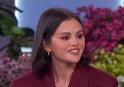 Selena Gomez, Lisa Kudrow, Adam Brody... Veja os <i>looks</i> das celebridades no <i>Emmy 2026</i>