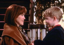 Macaulay Culkin faz homenagem emocionante para Catherine O’Hara no <i>Emmy</i> 2026; assista
