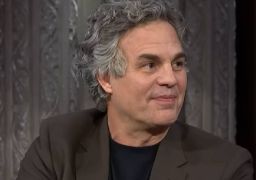 Mark Ruffalo marca presença no <i>Emmy 2026</i> e posa no tapete azul ao lado da esposa
