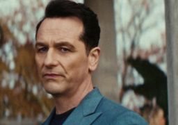 Matthew Rhys faz história ao levar dois prêmios de atuação no <i>Emmy</I> 2026: - <i>As celebrações vão ser longas</i>