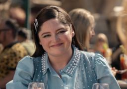 Meg Stalter aposta em <i>look</i> inusitado e rouba a cena no <i>Emmy Awards 2026</i>