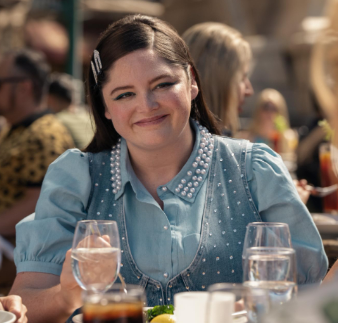 Meg Stalter aposta em <i>look</i> inusitado e rouba a cena no <i>Emmy Awards 2026</i>