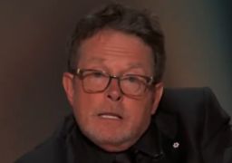 Michael J. Fox se emociona ao ser homenageado no Emmy Awards 2026 por luta contra o Parkinson