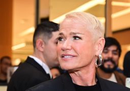 Xuxa Meneghel resgata saia da Carolina Herrera comprada nos anos 90 durante viagem a Nova Iorque