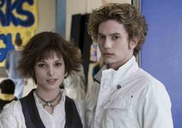 Intérprete de Jasper em <i>Crepúsculo</i> visita museu da saga e brinca ao ver boneca usada no filme: <i>Chuckesme</i>