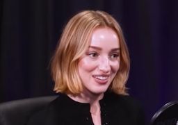 Phoebe Dynevor, estrela de <i>Bridgerton</i>, se casa com Cameron Fuller: <i>Casei com o meu melhor amigo</i>