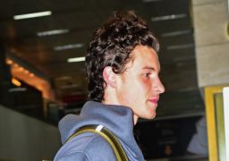 Shawn Mendes chama atenção ao desembarcar em São Paulo com moletom da marca de Sasha Meneghel