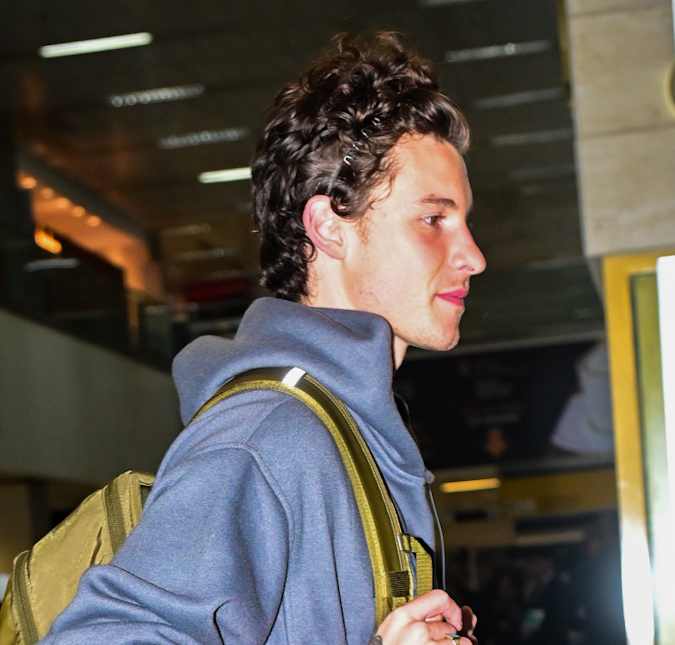 Shawn Mendes chama atenção ao desembarcar em São Paulo com moletom da marca de Sasha Meneghel