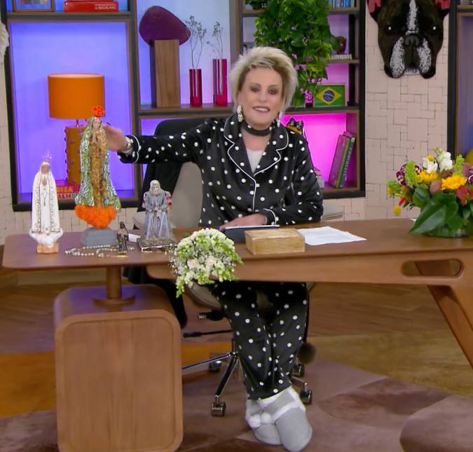 Look inusitado! Ana Maria Braga aparece de pijama no <i>Mais Você</i> e gera curiosidade em Louro Mané