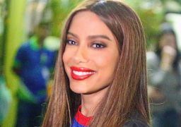 Anitta se emociona com sucesso de vendas dos <i>Ensaios da Anitta 2027</i>