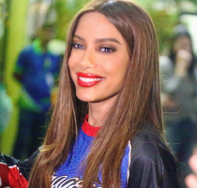 Anitta se emociona com sucesso de vendas dos <i>Ensaios da Anitta 2027</i>
