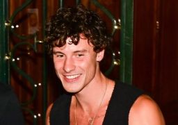 Novo álbum a caminho? Shawn Mendes aparece com violão em estúdio de gravação no Brasil