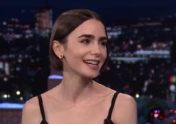 Lily Collins se despede de sua personagem Emily Cooper após fim das gravações de <i>Emily em Paris</i>