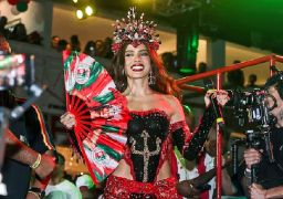 Anitta se emociona ao ser coroada Rainha de Bateria da Grande Rio: - <i>Estou aqui com muita gratidão</i>