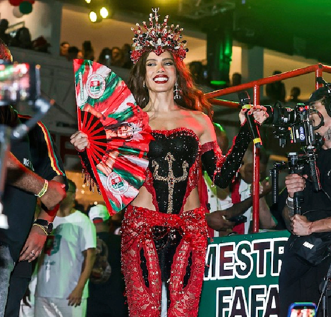Anitta se emociona ao ser coroada Rainha de Bateria da Grande Rio: - <i>Estou aqui com muita gratidão</i>