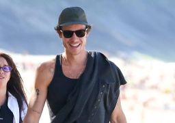 Shawn Mendes surpreende vendedor ambulante com curso de inglês