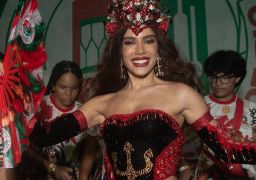 Anitta brilha em aniversário da Grande Rio e samba à frente da bateria