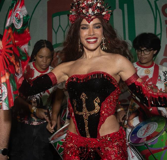 Anitta brilha em aniversário da Grande Rio e samba à frente da bateria