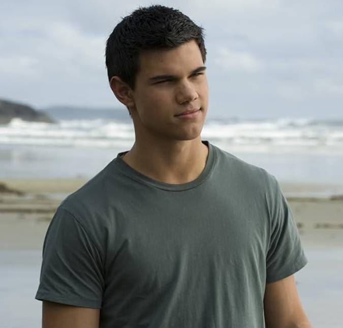 Taylor Lautner anuncia nascimento da primeira filha e surpreende com escolha do nome