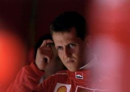 Esposa de Michael Schumacher faz raro pronunciamento após acidente: <i>Choro baixinho</i>