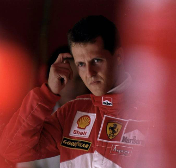 Esposa de Michael Schumacher faz raro pronunciamento após acidente: <i>Choro baixinho</i>